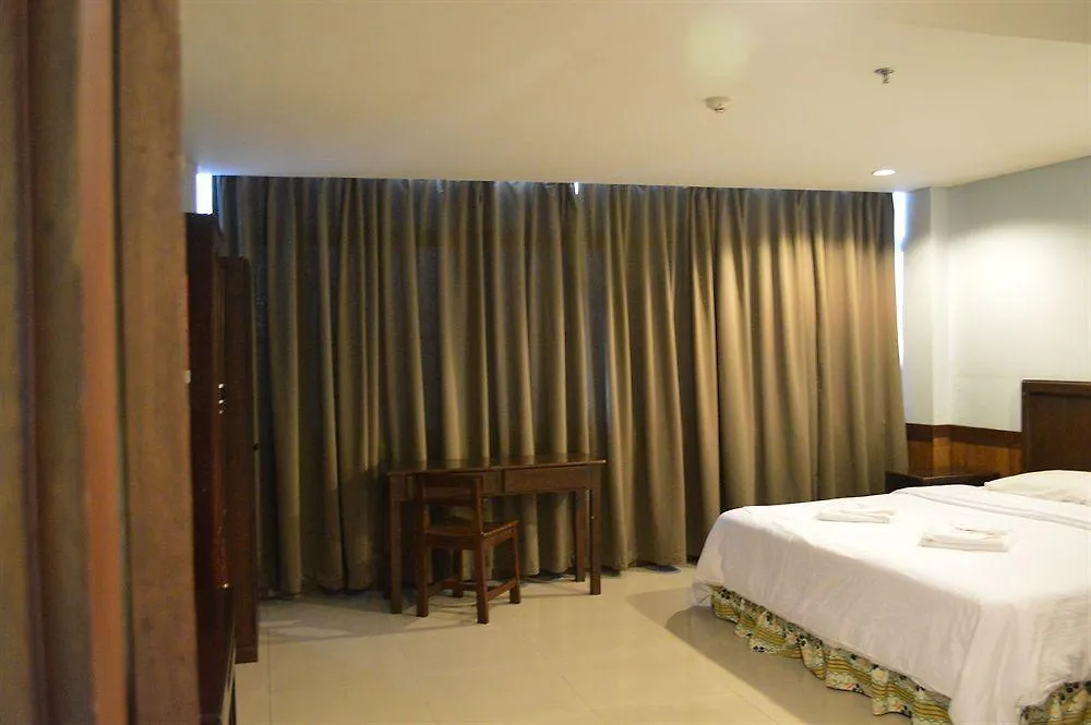 Alu Hotel Davao 2*,