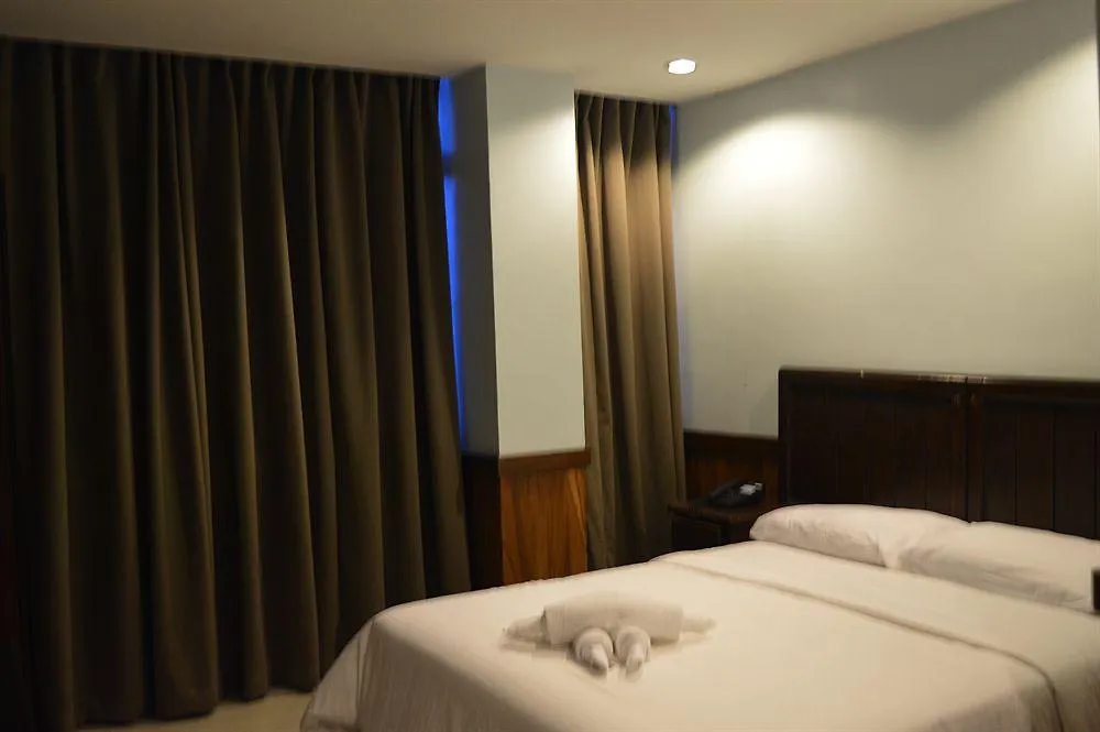 Alu Hotel Davao 2*,