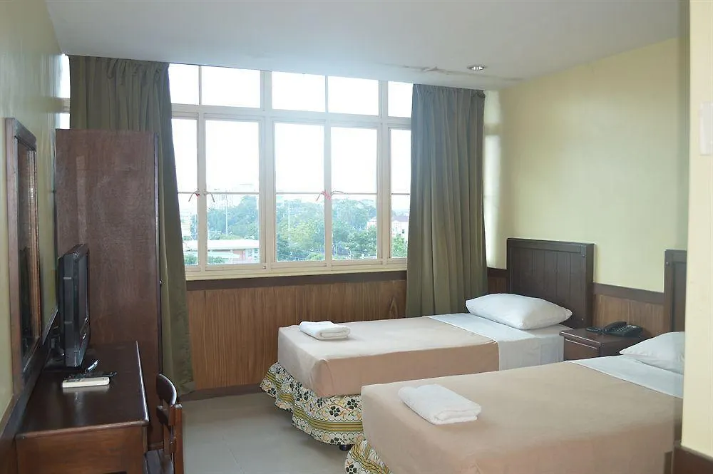 Alu Hotel Davao 2*,