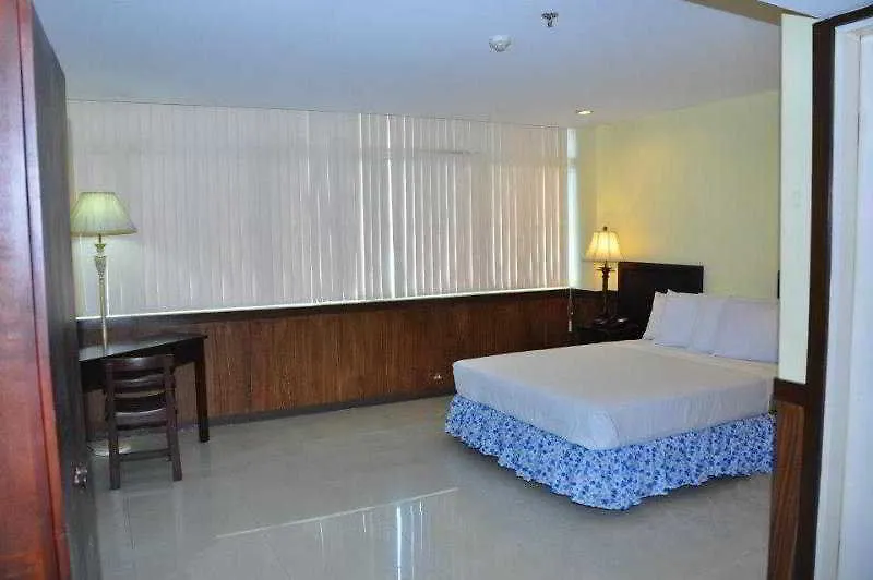 Alu Hotel Davao 2*,